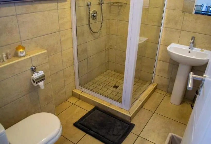 Standard-huone Allasnäkymä, Amohela Guesthouse