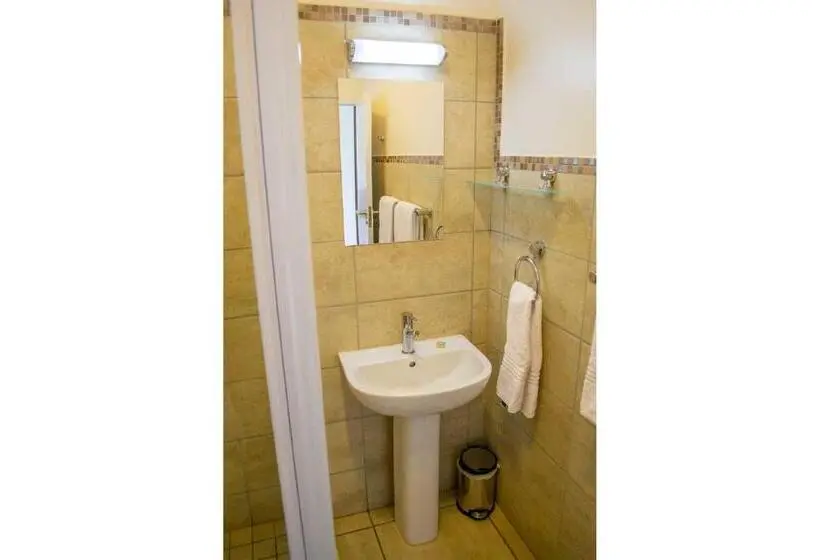 Standard-huone Allasnäkymä, Amohela Guesthouse