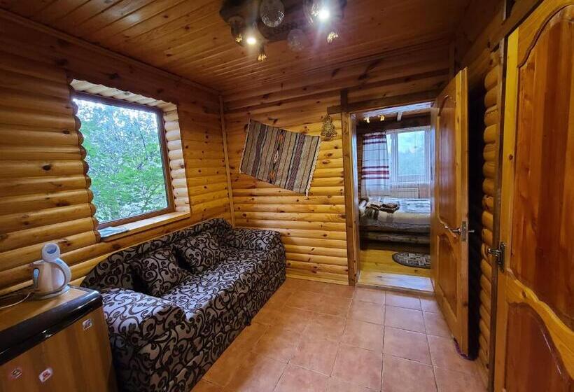 Suite, гуцульська хата