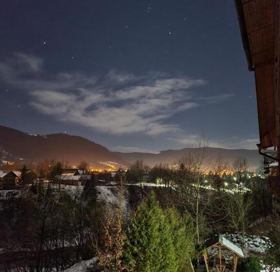 Suite Familiar, гуцульська хата