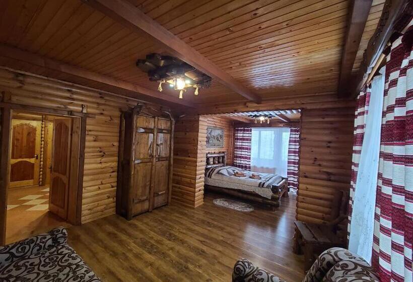 Familien Suite, гуцульська хата
