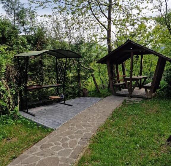 Suite, гуцульська хата