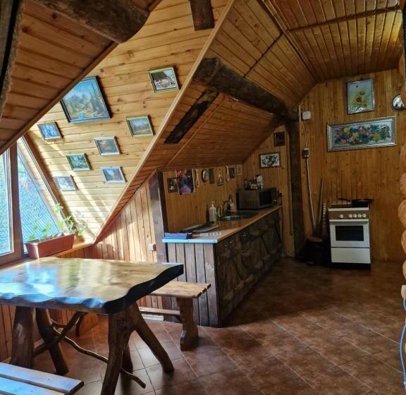 Suite, гуцульська хата