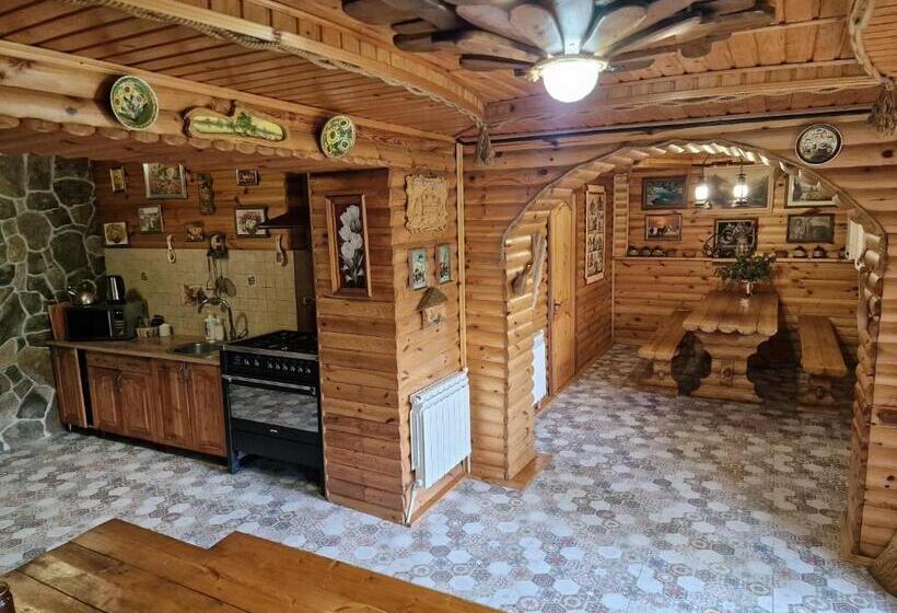 Suite, гуцульська хата