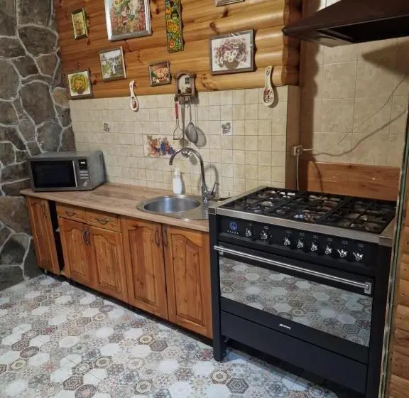Perhesviitti, гуцульська хата