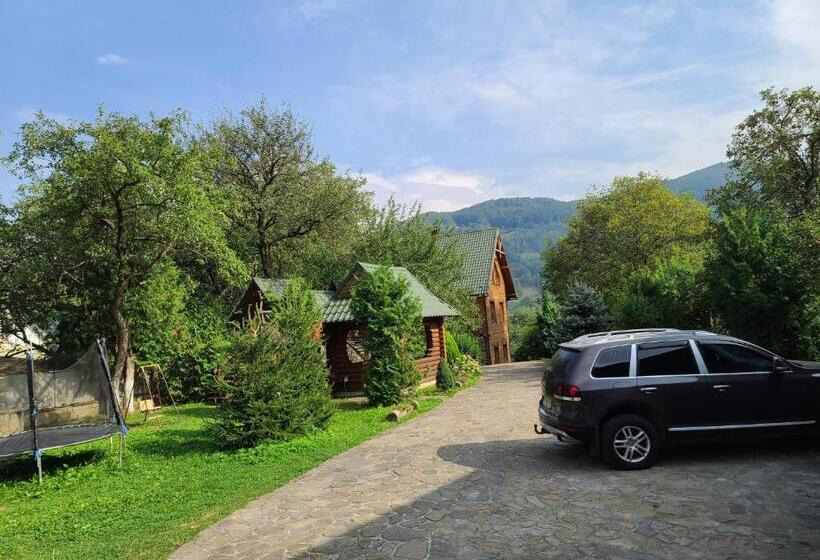 Suite Familiar, гуцульська хата