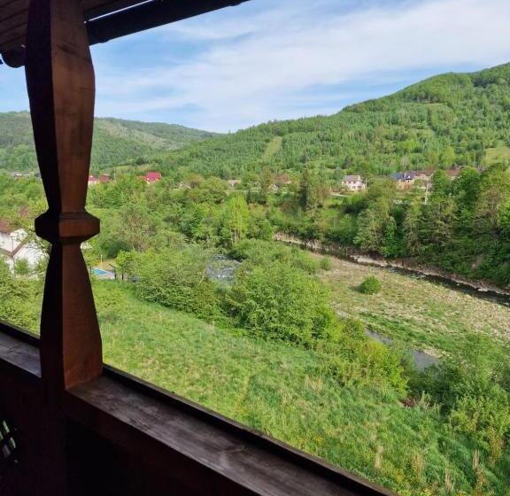 Familienzimmer, гуцульська хата