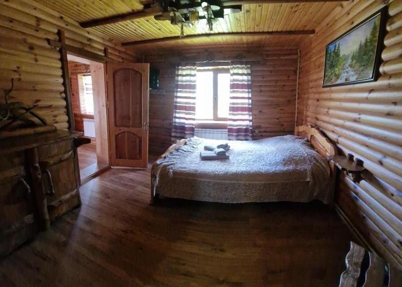 Familienzimmer, гуцульська хата