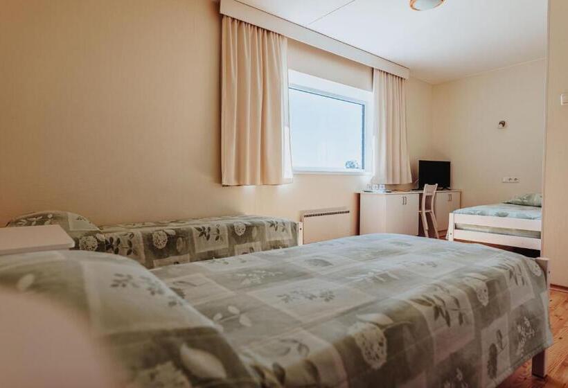 اتاق استاندارد سه نفره, Staadioni Hotell