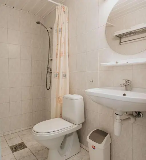اتاق استاندارد سه نفره, Staadioni Hotell