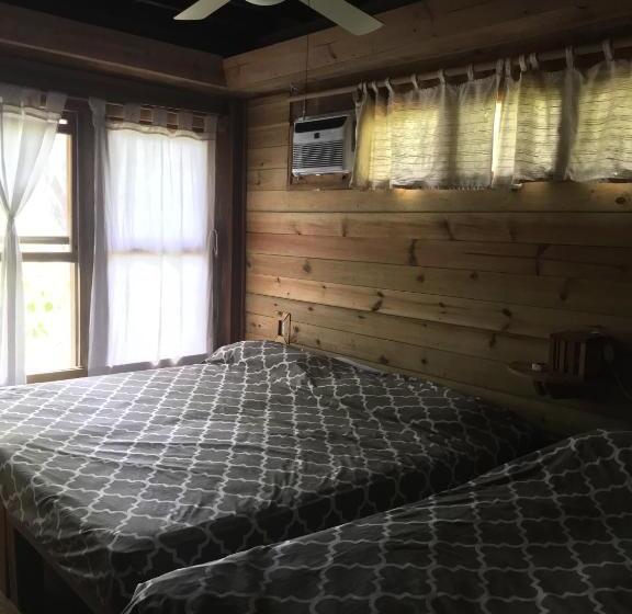 اتاق خانوادگی, Roatan Bed & Breakfast Apartments
