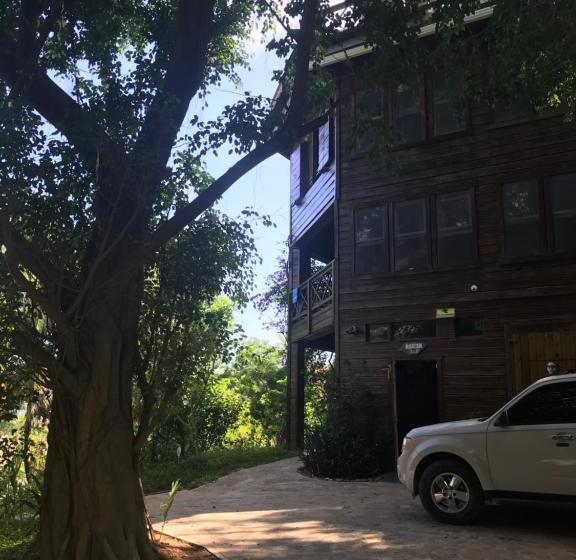 بنگله خانوادگی, Roatan Bed & Breakfast Apartments