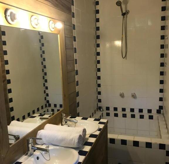 بنگله خانوادگی, Roatan Bed & Breakfast Apartments