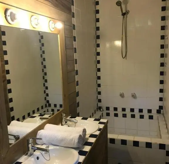 بنگله خانوادگی, Roatan Bed & Breakfast Apartments
