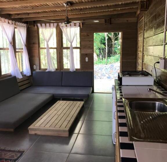 بنگله خانوادگی, Roatan Bed & Breakfast Apartments