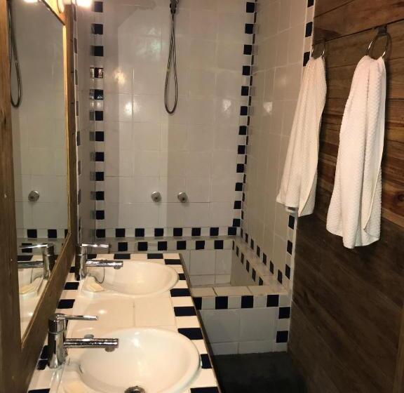 بنگله خانوادگی, Roatan Bed & Breakfast Apartments