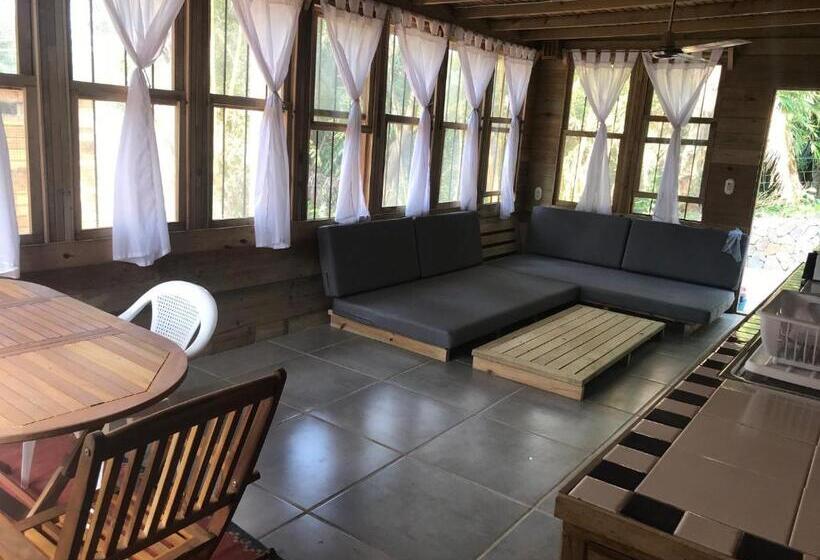 بنگله خانوادگی, Roatan Bed & Breakfast Apartments