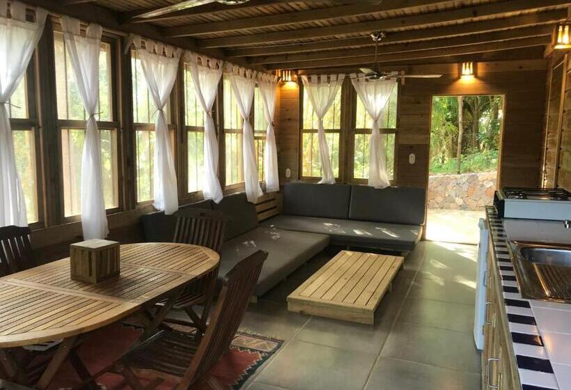 بنگله خانوادگی, Roatan Bed & Breakfast Apartments