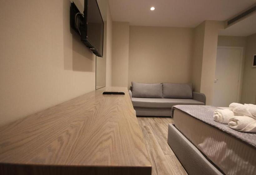 اتاق لوکس سه تخته, W Cika