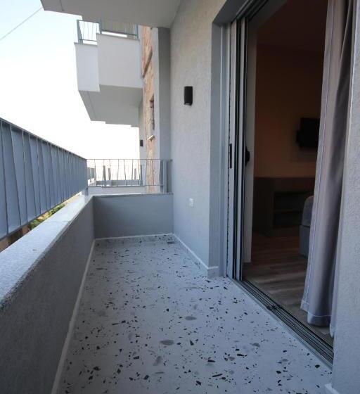 اتاق لوکس سه تخته, W Cika