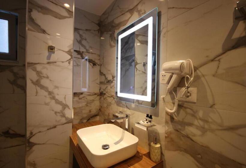 اتاق استاندارد سه نفره, W Cika