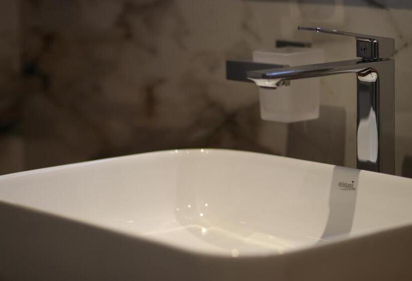 اتاق استاندارد سه نفره, W Cika