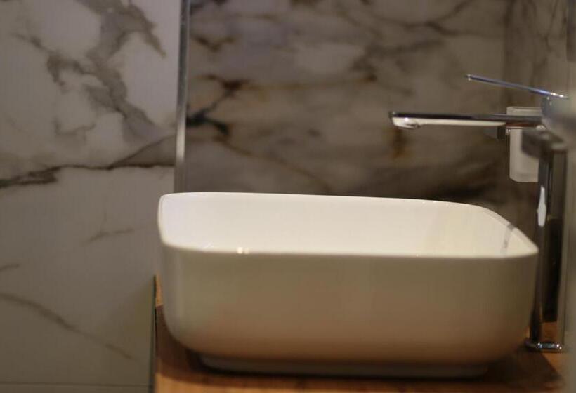 اتاق استاندارد سه نفره, W Cika