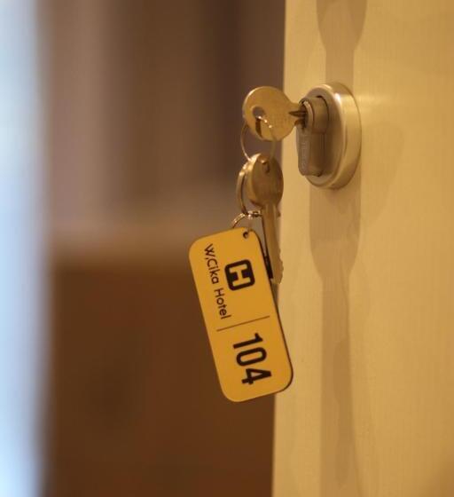 اتاق استاندارد سه نفره, W Cika