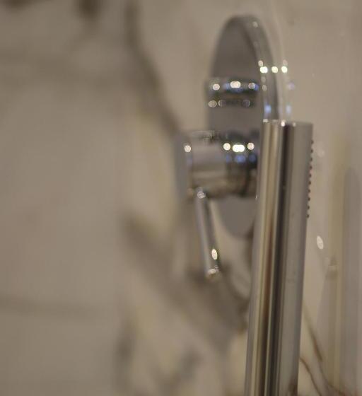 اتاق استاندارد سه نفره, W Cika