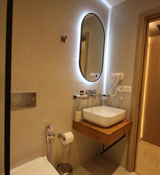 اتاق سوپریور سه تخته, W Cika