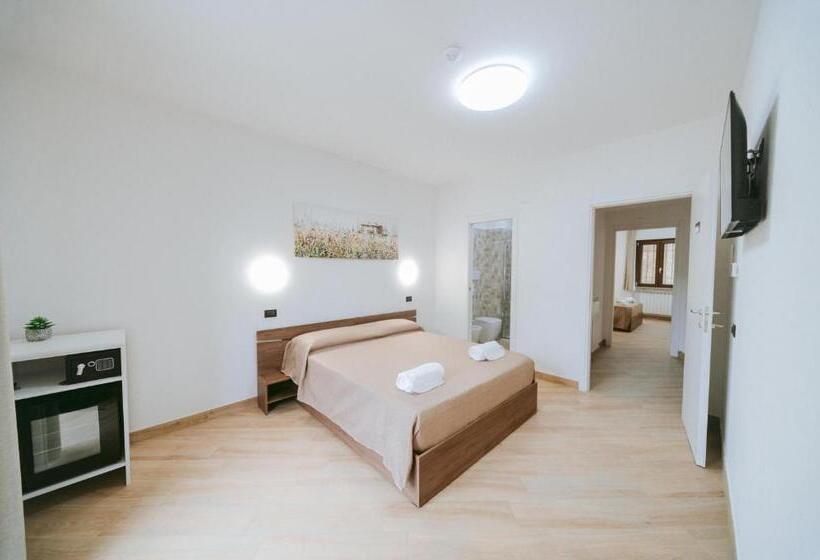 Трехместный Номер Стандарт с Балконом, Guest Room 144