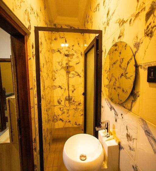 اتاق لوکس, De Ofosu Plaza