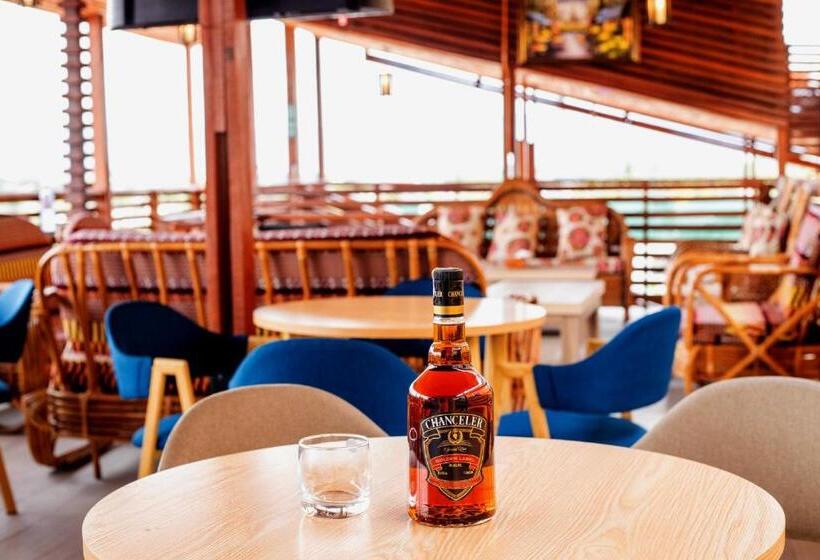 اتاق لوکس, De Ofosu Plaza