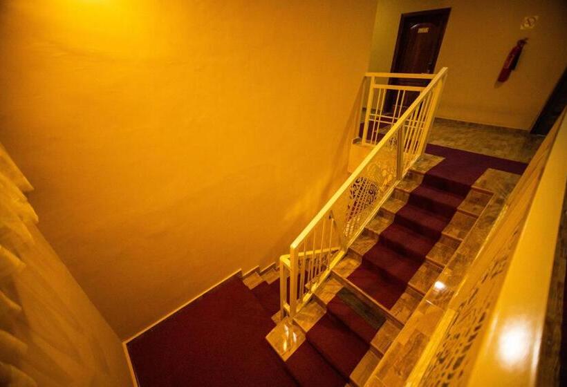 سوییت, De Ofosu Plaza