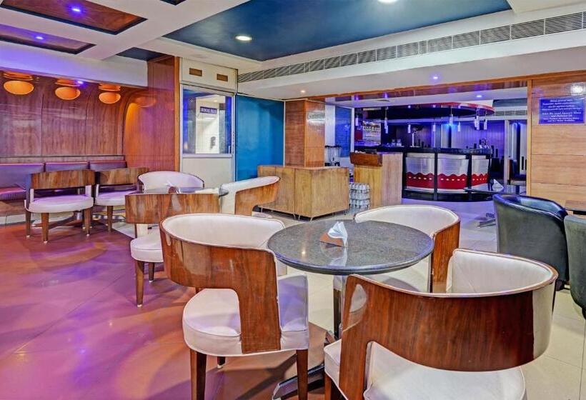 디럭스 룸 킹사이즈 침대, Grow India Taark Near Igi Airport