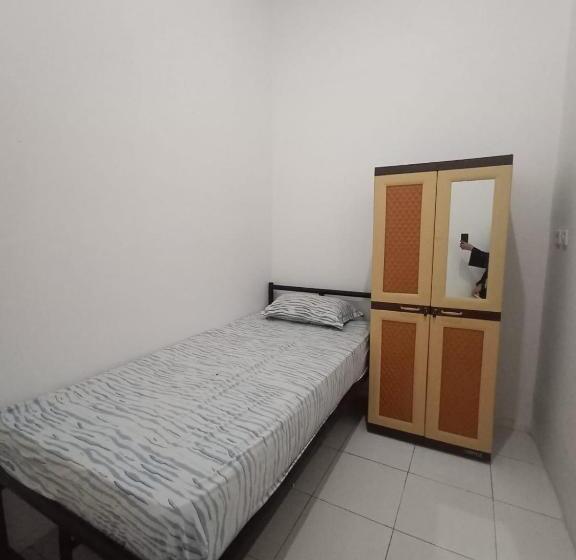Номер Economy Индивидуальный, Almic Guesthouse Bogor
