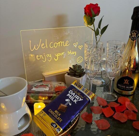 Номер Стандарт с Гидромассажем, The Red Rose Retreat