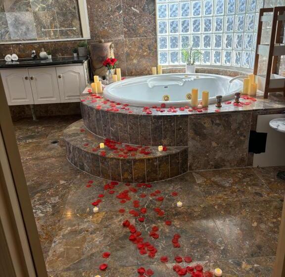 Номер Стандарт с Гидромассажем, The Red Rose Retreat