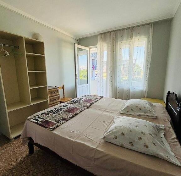 اتاق استاندارد با بالکن, Joni Mari