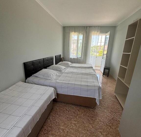 اتاق استاندارد چهار تخته, Joni Mari