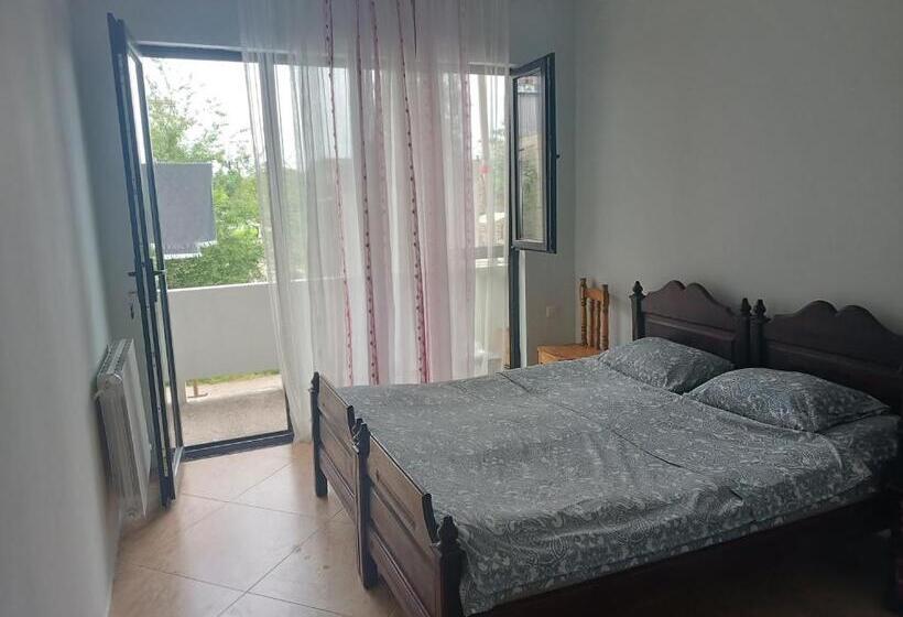 اتاق استاندارد سه نفره, Joni Mari