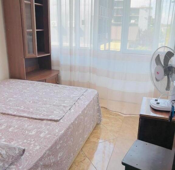 اتاق استاندارد, Joni Mari