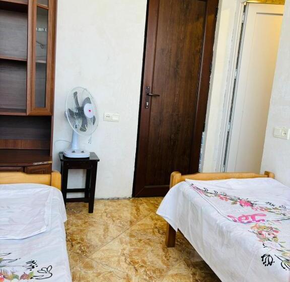 اتاق استاندارد, Joni Mari