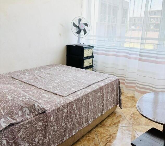 اتاق استاندارد, Joni Mari