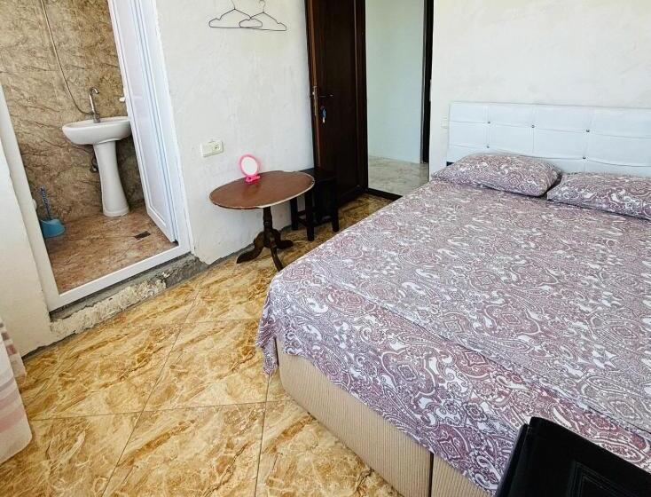 اتاق استاندارد, Joni Mari