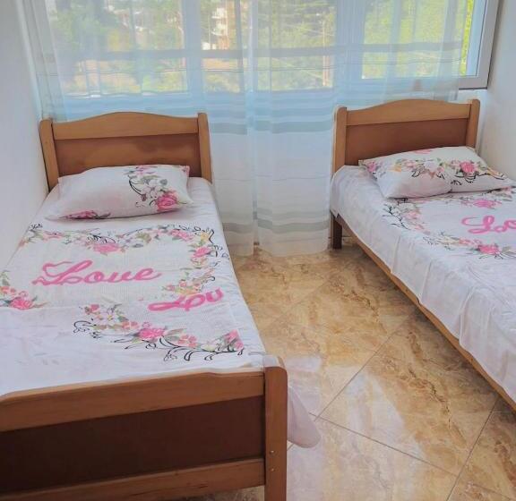 اتاق استاندارد, Joni Mari