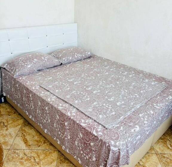 اتاق استاندارد, Joni Mari