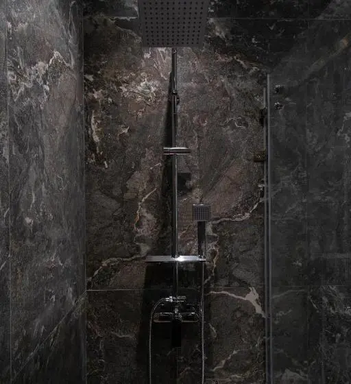 Cameră Triplă Deluxe, Summit