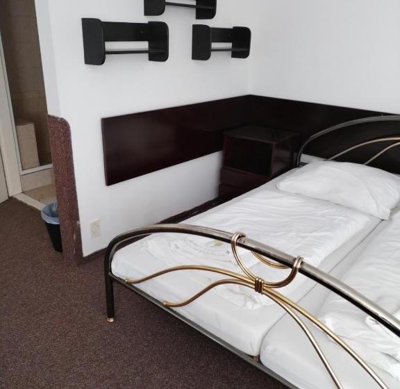 四人标准间, Na Pláži