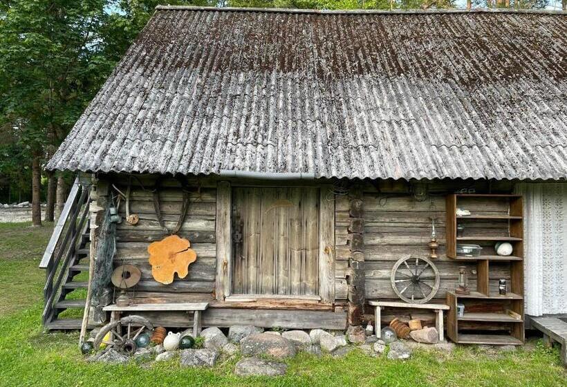 اتاق ساده سه‌ نفره, Tammemäe Ait